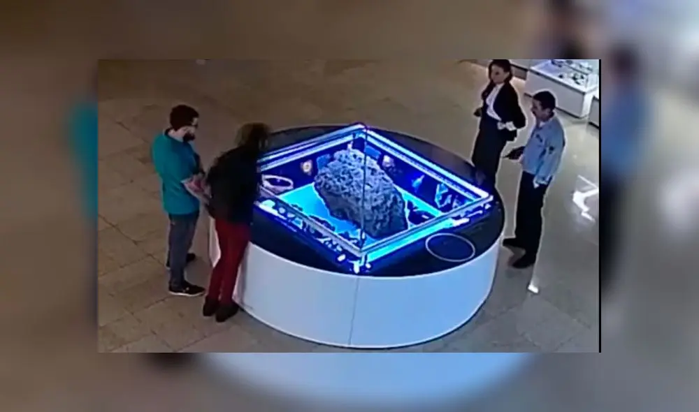 La vitrina que cubre al meteorito de Cheliábinsk se elevó ante la presencia de los visitantes. Captura de video.