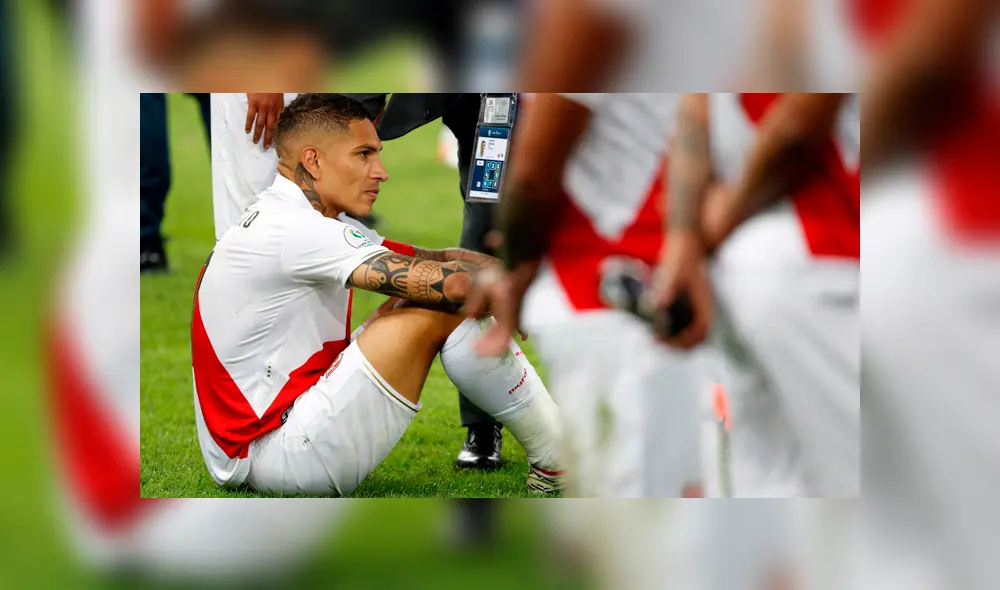 Copa América 2019: Paolo Guerrero es reanimado tras perder la final ante Brasil. Foto: EFE Copa América 2019: Paolo Guerrero es reanimado tras perder la final ante Brasil. Foto: EFE