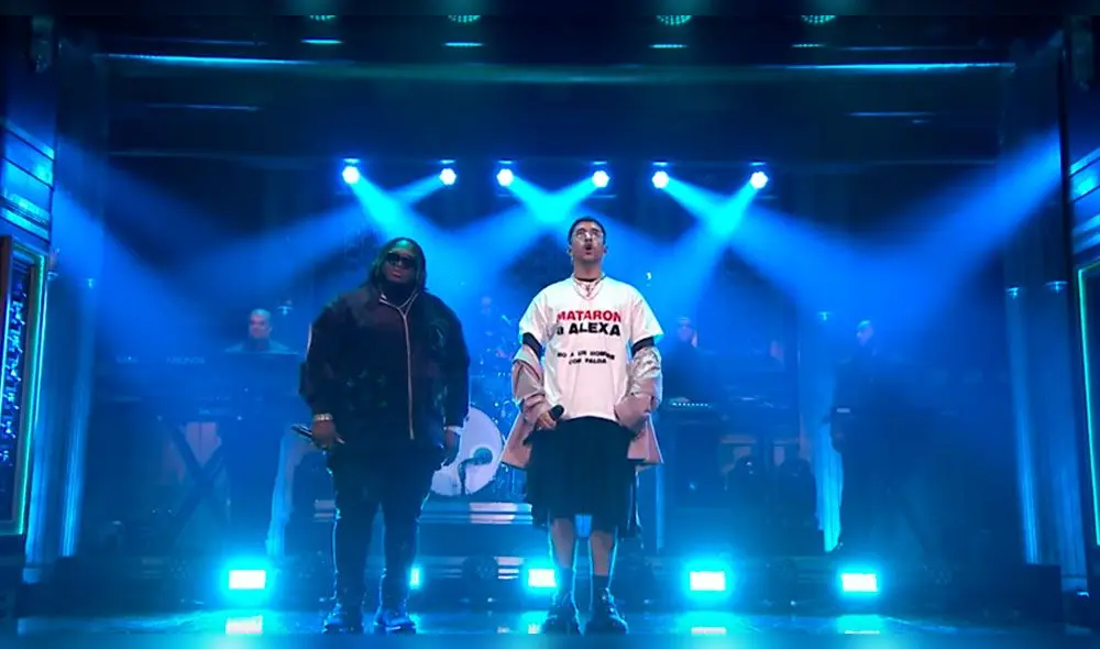 Bad Bunny muestra polo con mensaje contra el asesinato de mujer transexual Neulisa Alexa. Foto: Captura The Tonight Show