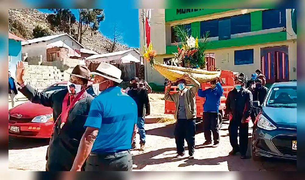festejo. Devotos fueron parte de una procesión en Ichu. festejo. Devotos fueron parte de una procesión en Ichu.