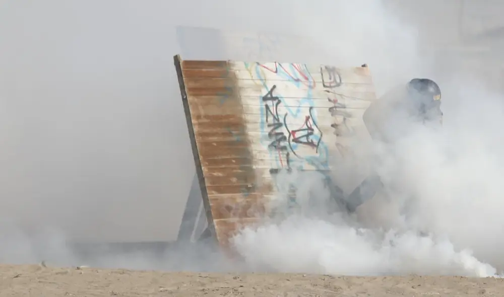 Los enfrentamientos siguen entre manifestantes y la PNP en la zona del Barrio Chino. Foto : Jorge Cerdan / La República Los enfrentamientos siguen entre manifestantes y la PNP en la zona del Barrio Chino. Foto : Jorge Cerdan / La República