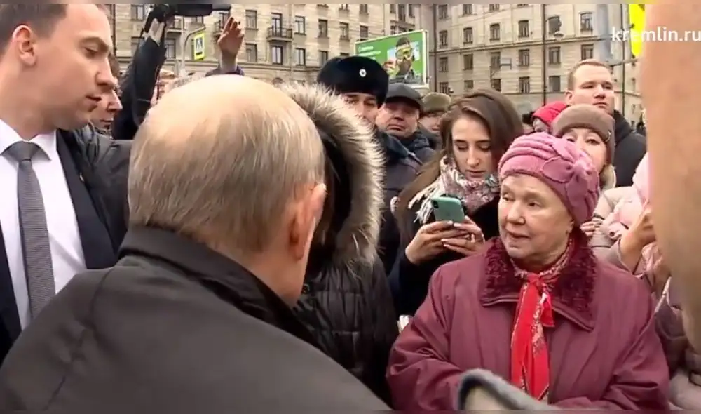 Mujer increpa en la calle a Putin por el bajo nivel de vida en Rusia. Foto: Captura.