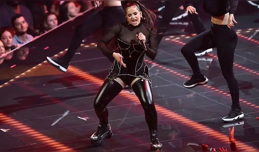 Rosalía causa controversia por ganar como artista latina en los VMAs. Rosalía causa controversia por ganar como artista latina en los VMAs.