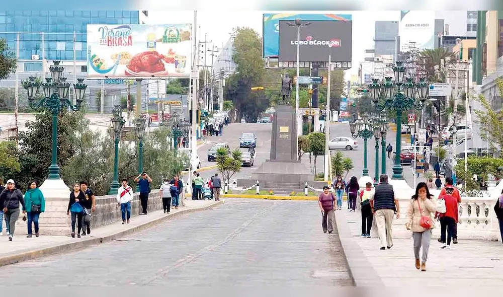 una burla. Puente Grau de Arequipa, los transeúntes caminan con normalidad sin ninguna restricción. La Policía y el Ejército bien gracias. Para muchos es la cuarentena de la risa.