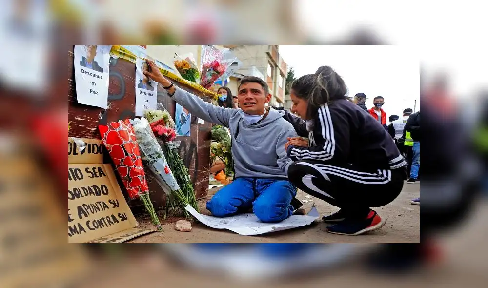 David Hernández llora durante una protesta contra la brutalidad policial en Bogotá, el 10 de septiembre de 2020, luego de que su hermano Cristian Hernández fuera asesinado en una protesta por la muerte de un hombre bajo custodia policial. Foto: AFP. David Hernández llora durante una protesta contra la brutalidad policial en Bogotá, el 10 de septiembre de 2020, luego de que su hermano Cristian Hernández fuera asesinado en una protesta por la muerte de un hombre bajo custodia policial. Foto: AFP.