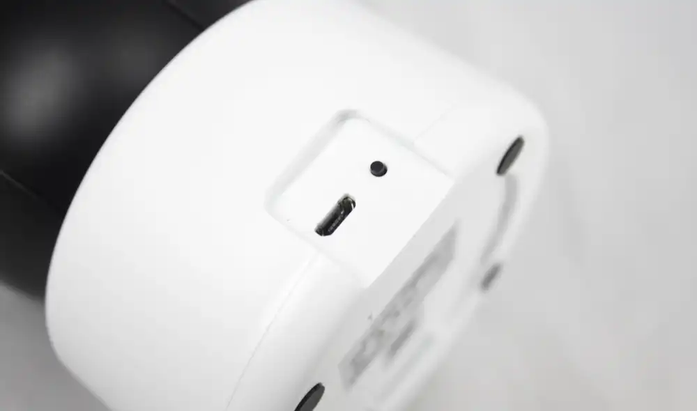 Entrada micro USB y botón de reset. Foto: Carol Larrain