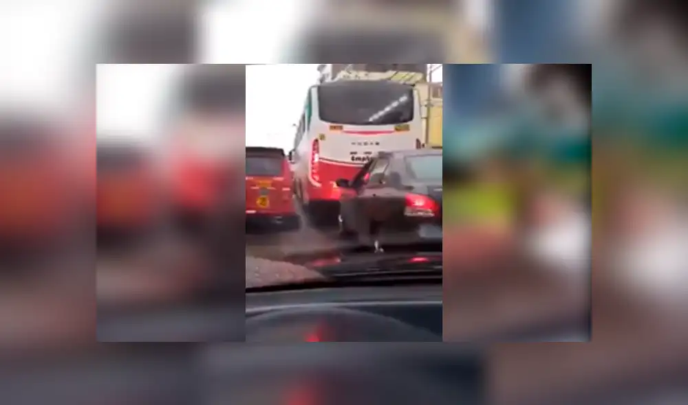 Indignación por peruano que condujo su auto sobre la vereda para evitar el tráfico [VIDEO]