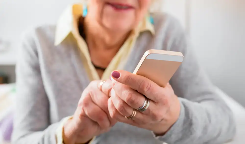 Consejos para acercar a los adultos mayores a la tecnología. | Foto: Xataka