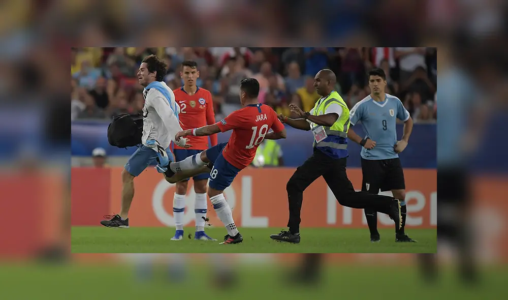 El "hombre pollo" lanzó fuertes calificativos contra los chilenos tras ser pateado por Gonzalo Jara. El "hombre pollo" lanzó fuertes calificativos contra los chilenos tras ser pateado por Gonzalo Jara.