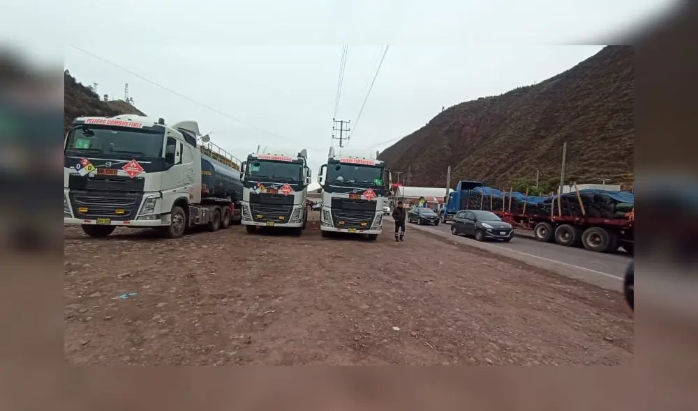 Transportistas de carga pesada solo dejan libre el ingreso a la ciudad de Cusco. Transportistas de carga pesada solo dejan libre el ingreso a la ciudad de Cusco.