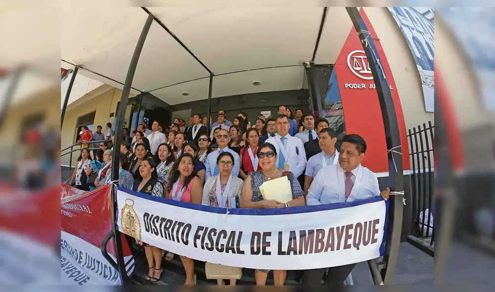 Chiclayo. Jueces y fiscales hicieron plantón por reclamos. Chiclayo. Jueces y fiscales hicieron plantón por reclamos.