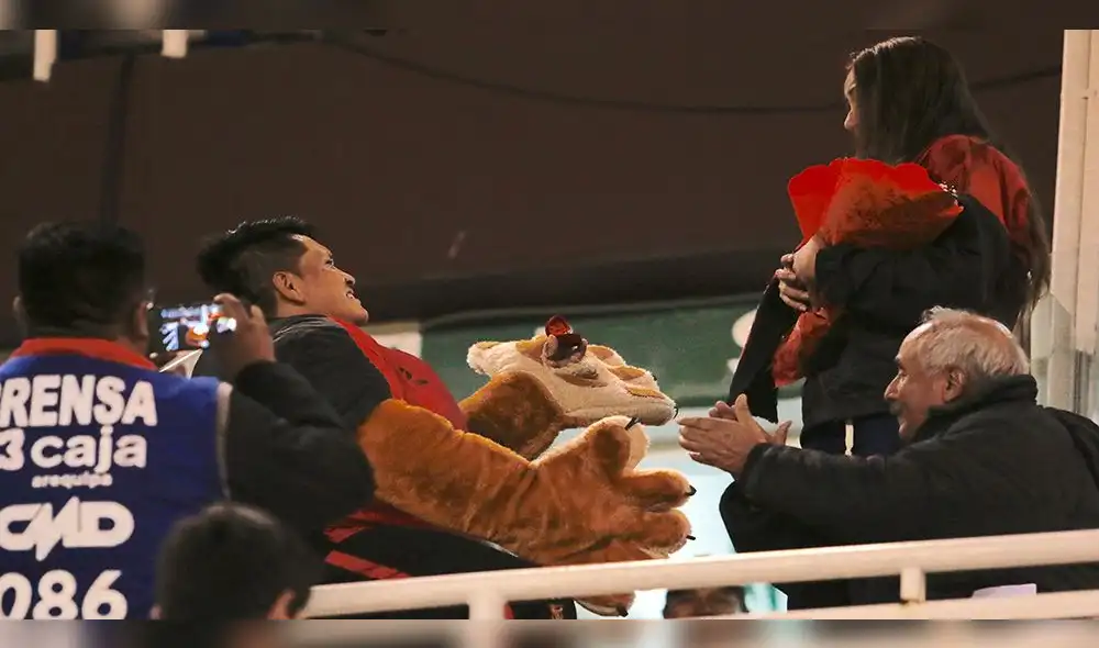 Hincha de Melgar pidió matrimonio a su pareja vestido de Leoncco [VIDEO]