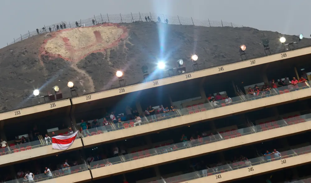 Hinchas de Universitario de Deportes mejoraron el logo que aparece en la tribuna norte del estadio Monumental. | Foto: GLR