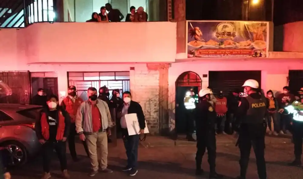 Fiscalizadores ediles y policías intervinieron local de la avenida 29 de marzo al promediar las 8.00 p. m. Foto: Municipalidad de San Martín de Porres Fiscalizadores ediles y policías intervinieron local de la avenida 29 de marzo al promediar las 8.00 p. m. Foto: Municipalidad de San Martín de Porres