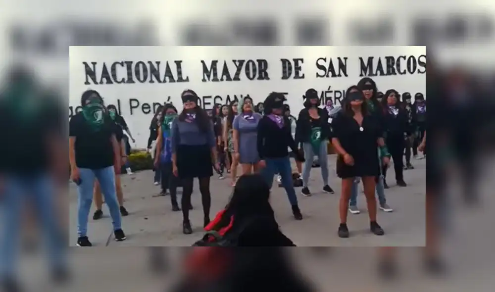 Las alumnas exhibieron carteles en contra de la violencia. Foto: Captura.