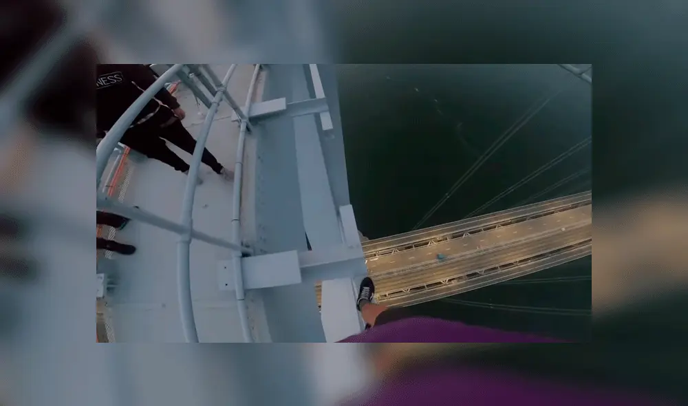 Desliza las imágenes para ver el arriesgado ascenso al puente de más de 150 metros de alto. Foto: captura YouTube.