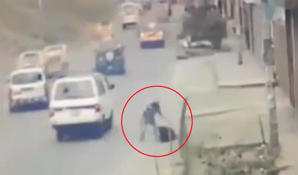 La mujer quiso seguir al ladrón, pero ya era muy tarde. (Foto: Captura video) La mujer quiso seguir al ladrón, pero ya era muy tarde. (Foto: Captura video)