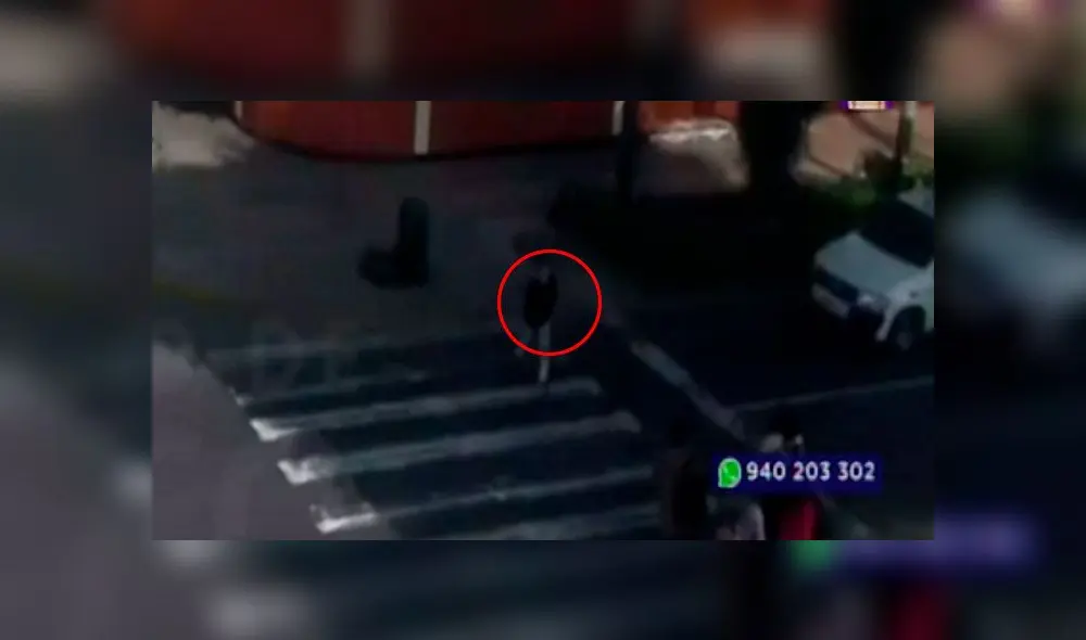 Atropellan a joven que cruzó pista cuando el semáforo estaba en rojo. Créditos: Captura Latina.