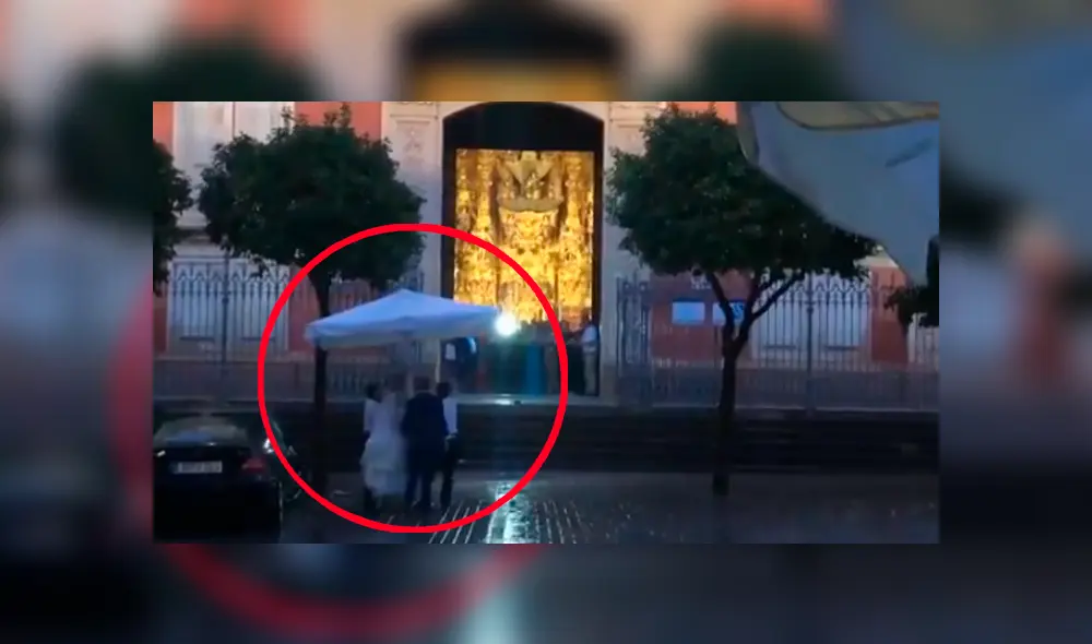 Los meseros se ganaron los aplausos de todos tras sacar de apuros a la novia, quien no podía entrar a la iglesia. Los meseros se ganaron los aplausos de todos tras sacar de apuros a la novia, quien no podía entrar a la iglesia.