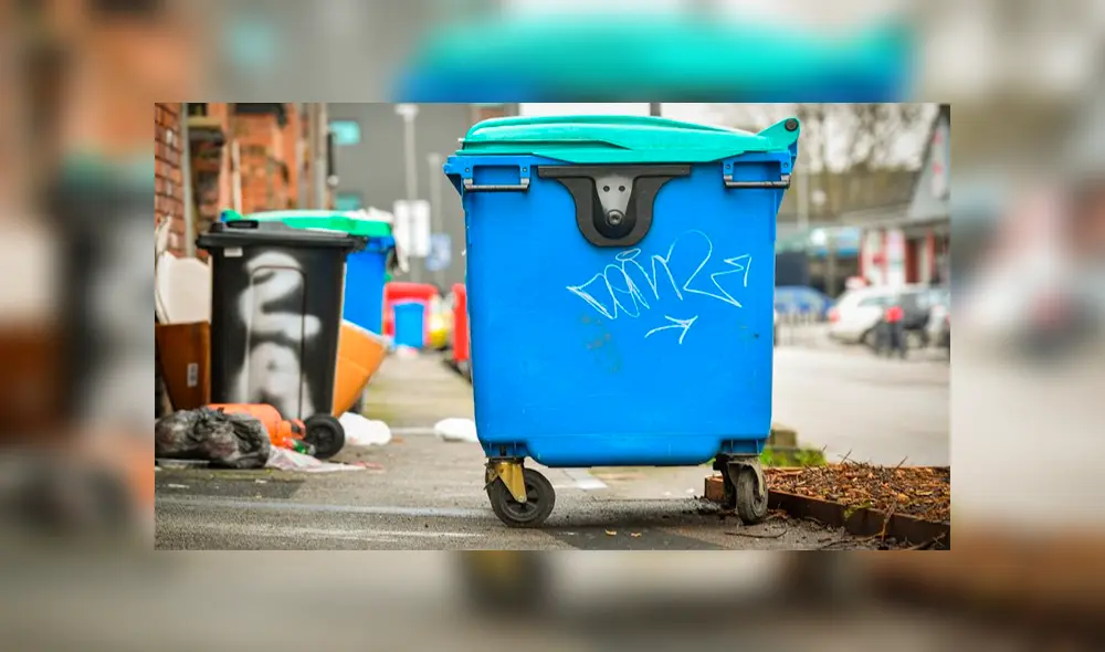 Hallan a niños durmiendo en contenedor de basura que iba a ser vaciado y triturado por camión 