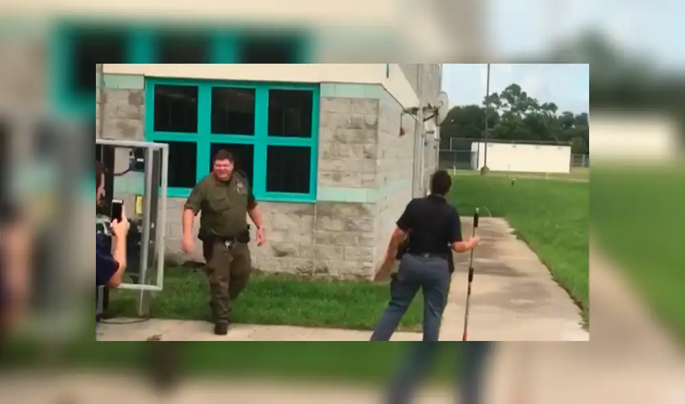 En YouTube, unos escolares alertaron a la policía sobre la presencia de un animal dentro de una máquina dispensadora. En YouTube, unos escolares alertaron a la policía sobre la presencia de un animal dentro de una máquina dispensadora.