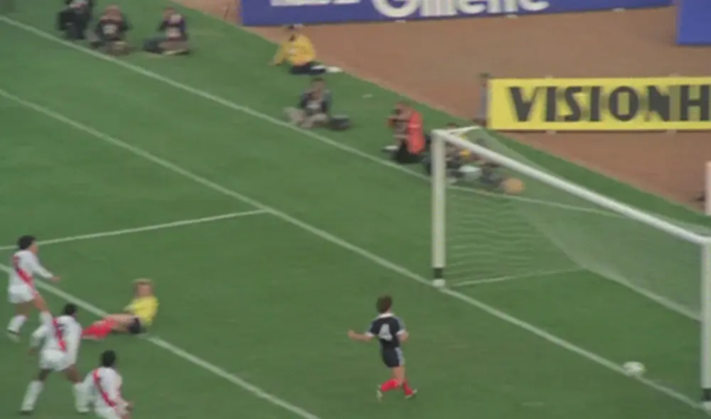 El portero escocés Alan Rough no pudo hacer nada ante el fuerte remate de Cueto. Foto: Captura de TV.