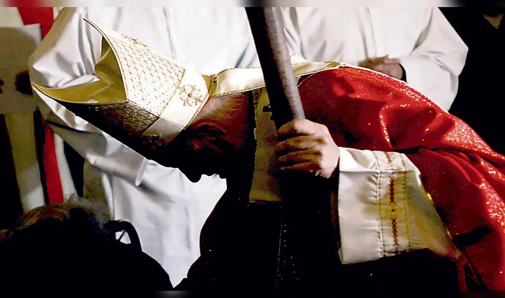 Otro escándalo: acusana cura de enviar fotos de desnudos a menores