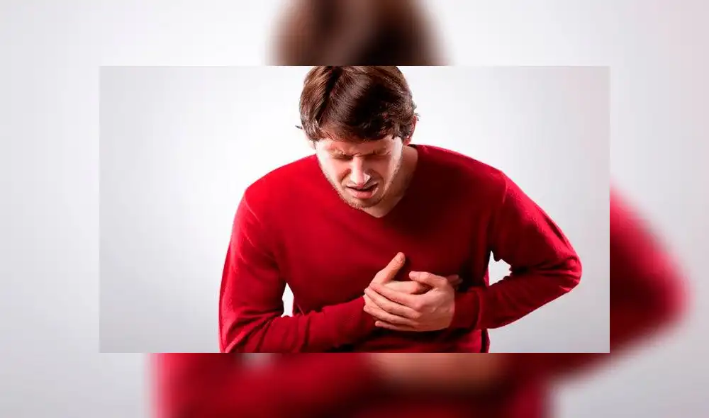 Hombre sufre colapso pulmonar al intentar alcanzar notas agudas en el karaoke