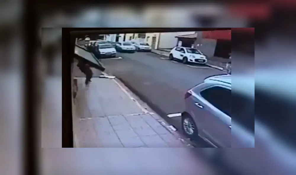 Cámara de seguridad de una calle captó el insólito incidente que sufrió el hombre cuando caminaba tranquilamente por una acera. La escena se hizo viral en Facebook Cámara de seguridad de una calle captó el insólito incidente que sufrió el hombre cuando caminaba tranquilamente por una acera. La escena se hizo viral en Facebook