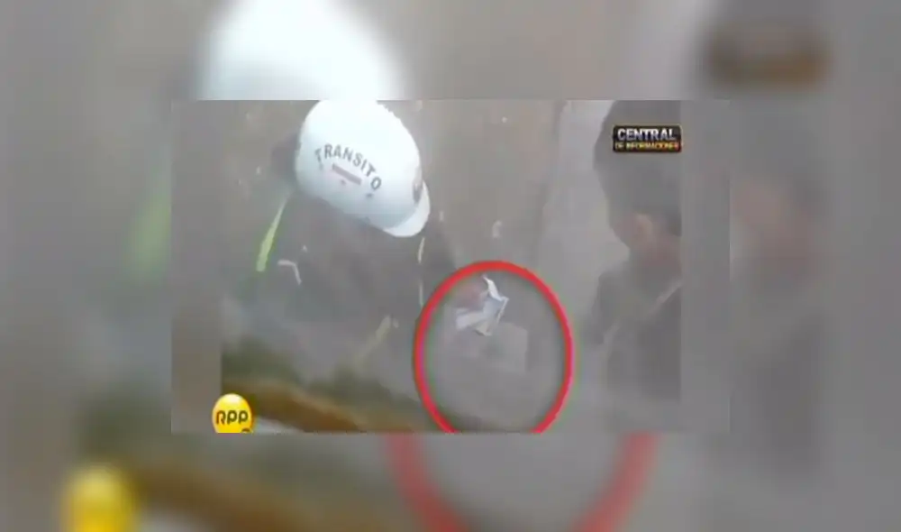 Pasajeros graban a mujer policía mientras recibe coima por parte de chofer | VIDEO