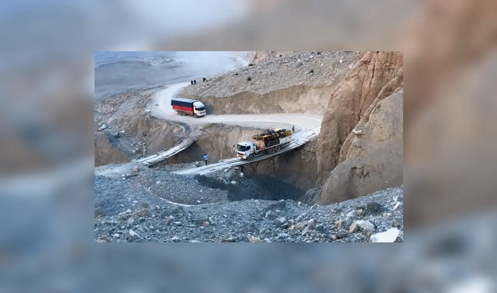 Paso de vehículos de carga pesada ponen en riesgo estructura de puente. Foto Difusión