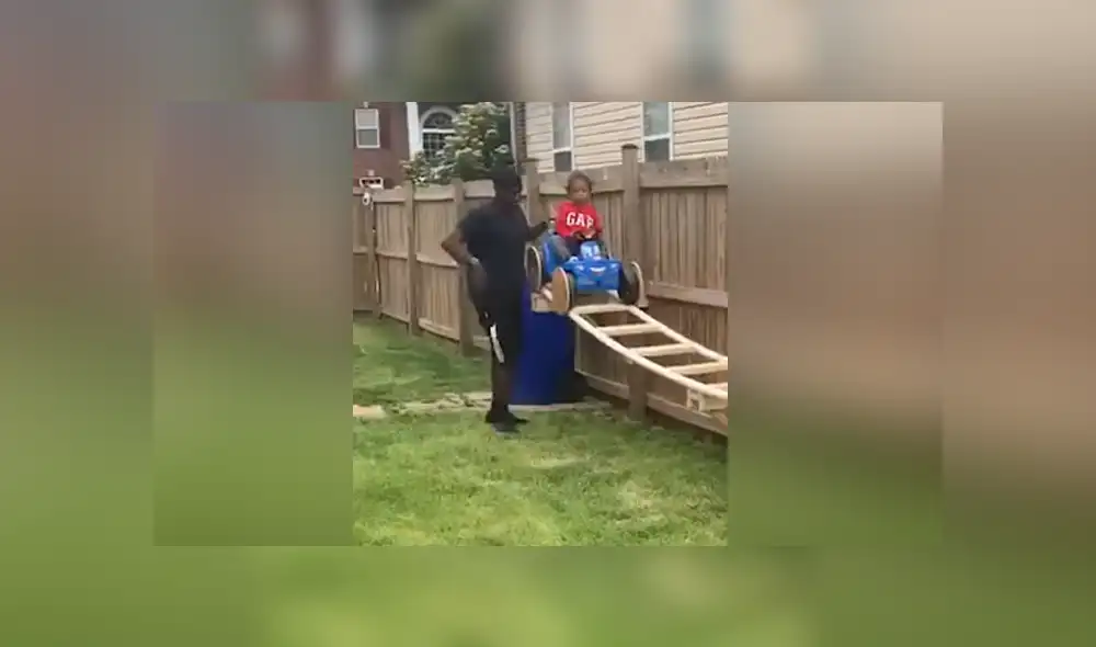 A través de YouTube se hizo viral el tierno gesto que tuvo un abuelo con su nieto.