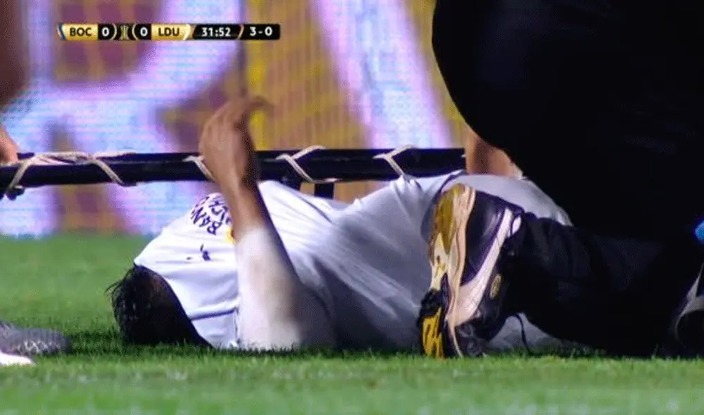 Christian Cruz, defensa de Liga de Quito, quebró el pie derecho al evitar el gol de Carlos Tévez. | Foto: Fox Sports