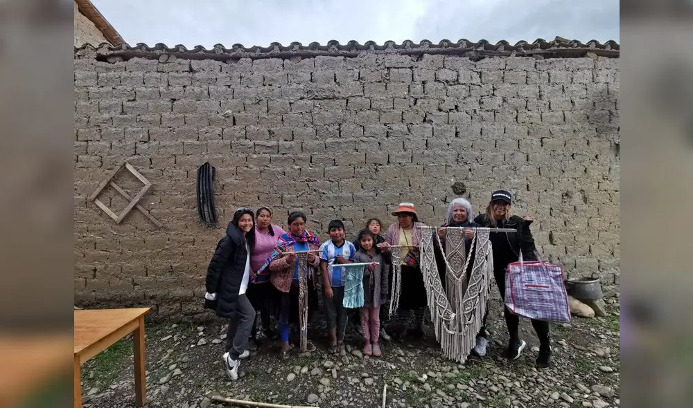 Artesanos independientes enseñarás a través de redes sociales como realizan sus trabajo. Artesanos independientes enseñarás a través de redes sociales como realizan sus trabajo.