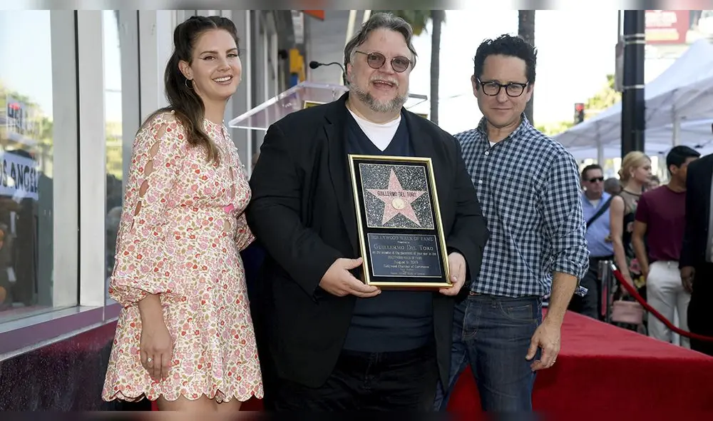 Guillermo del Toro besa bandera mexicana tras recibir estrella en Paseo de la Fama Guillermo del Toro besa bandera mexicana tras recibir estrella en Paseo de la Fama