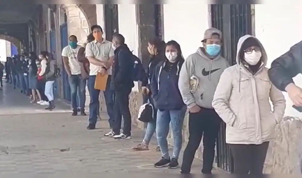 Venezolanos acudieron a recibir el apoyo económico entregado en Cusco.