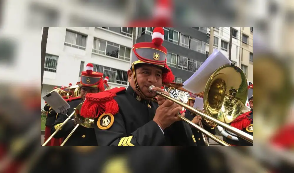 Familias enteras disfrutaron del variado y colorido cronograma del Desfile Militar. (Foto: La República)
