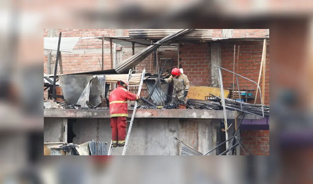 Más de 15 unidades de Bomberos llegaron a la zona para iniciar con las labores de extinción del incendio en Villa El Salvador. Foto: Flavio Matos/La República Más de 15 unidades de Bomberos llegaron a la zona para iniciar con las labores de extinción del incendio en Villa El Salvador. Foto: Flavio Matos/La República