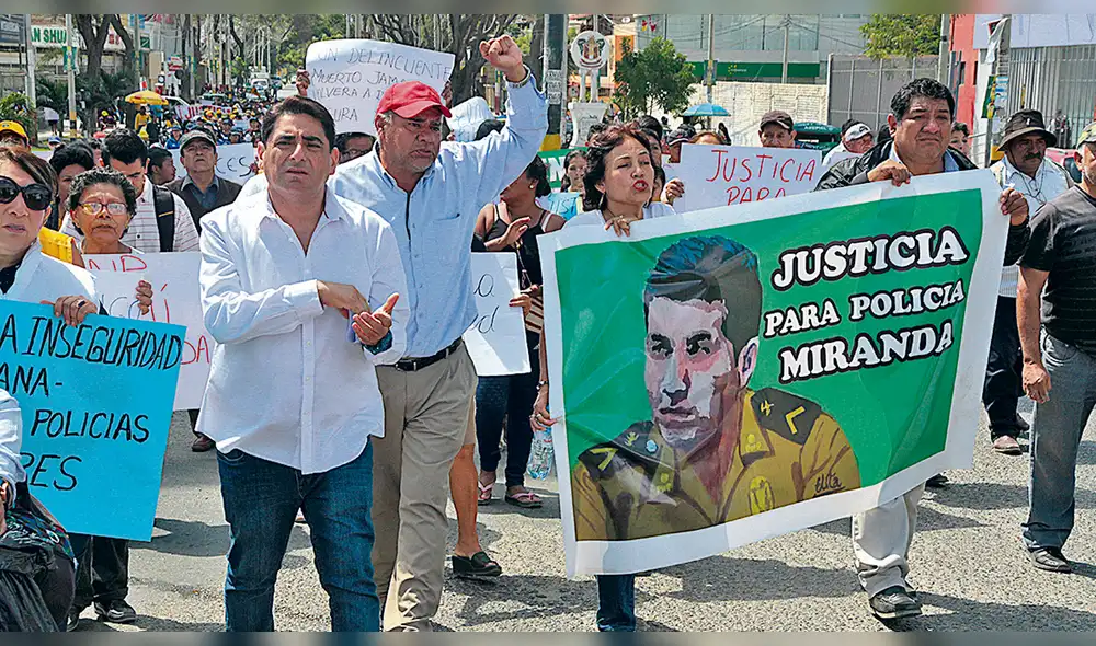 PROTESTAN. Cómico Carlos Álvarez apoyó marcha a favor de Suboficial Elvis Miranda Rojas. PROTESTAN. Cómico Carlos Álvarez apoyó marcha a favor de Suboficial Elvis Miranda Rojas.