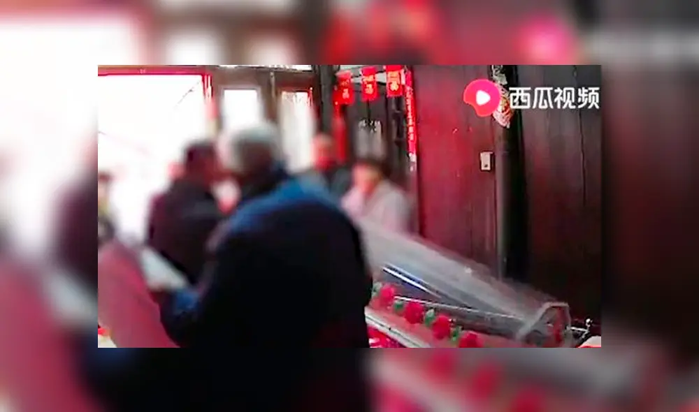Hijos sacan el cadáver de su padre del ataúd en pleno funeral para golpearlo Hijos sacan el cadáver de su padre del ataúd en pleno funeral para golpearlo