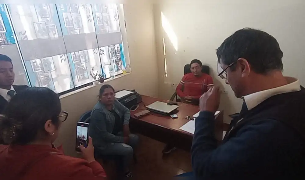 Ambas personas fueron detenidas en flagrancia dentro de la sede municipal. Foto; Ministerio Público Ambas personas fueron detenidas en flagrancia dentro de la sede municipal. Foto; Ministerio Público