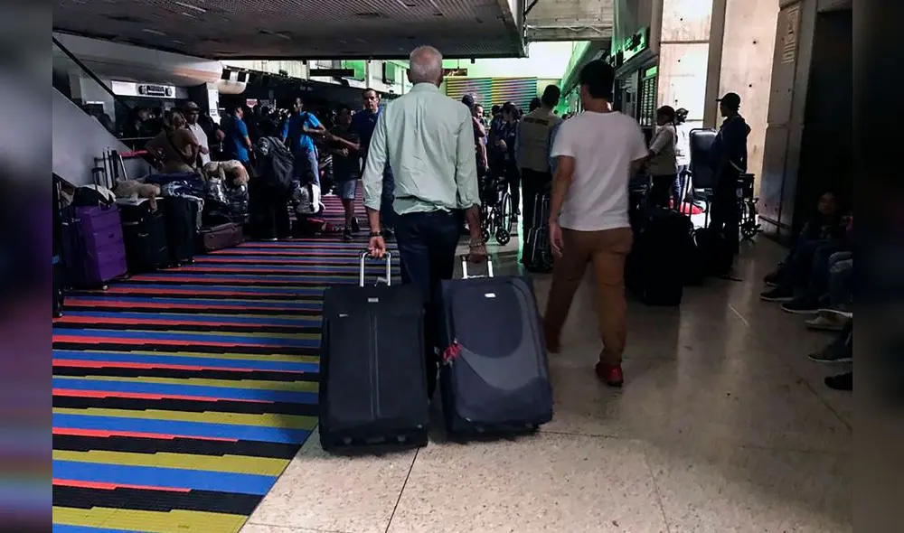 A market trader shows different currency notes in Caracas on March 10, 2019, during the third day of a massive power outage which has left Venezuelans without communications, electricity and water. - The unprecedented power outage already left 15 patients dead and threatens to extend indefinitely, increasing distress for the severe political and economic crisis hitting the oil-rich South American nation. (Photo by Cristian Hernandez / AFP) A market trader shows different currency notes in Caracas on March 10, 2019, during the third day of a massive power outage which has left Venezuelans without communications, electricity and water. - The unprecedented power outage already left 15 patients dead and threatens to extend indefinitely, increasing distress for the severe political and economic crisis hitting the oil-rich South American nation. (Photo by Cristian Hernandez / AFP)