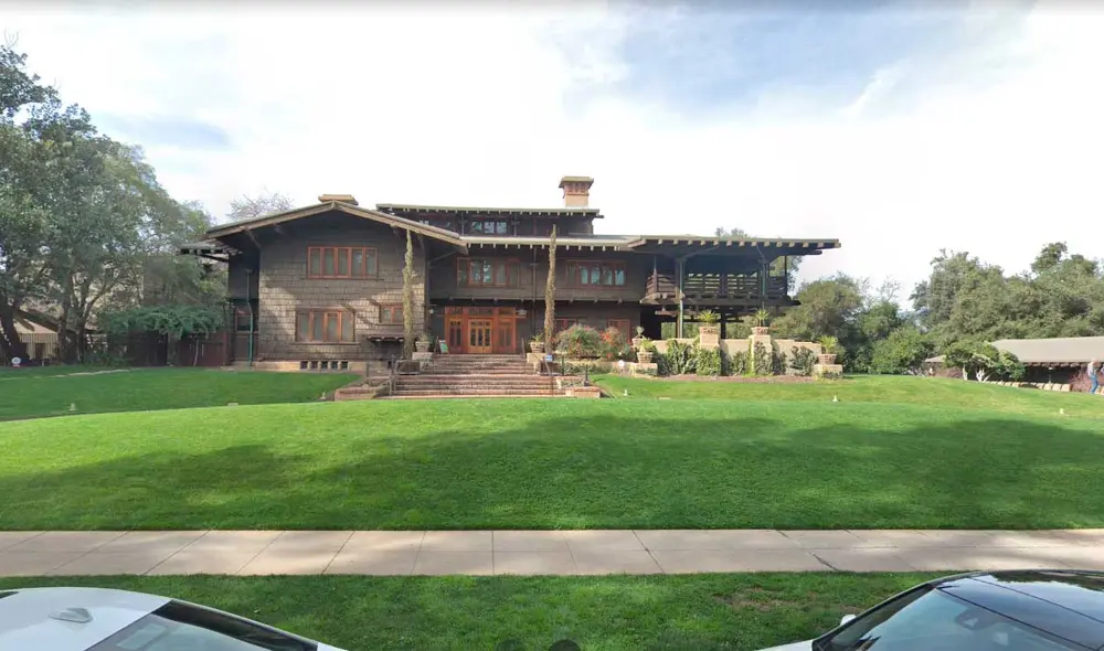 Desliza las imágenes para ver cómo luce la mansión en la que se filmó varias escenas de Volver al futuro. Foto: Captura de Google Maps Desliza las imágenes para ver cómo luce la mansión en la que se filmó varias escenas de Volver al futuro. Foto: Captura de Google Maps