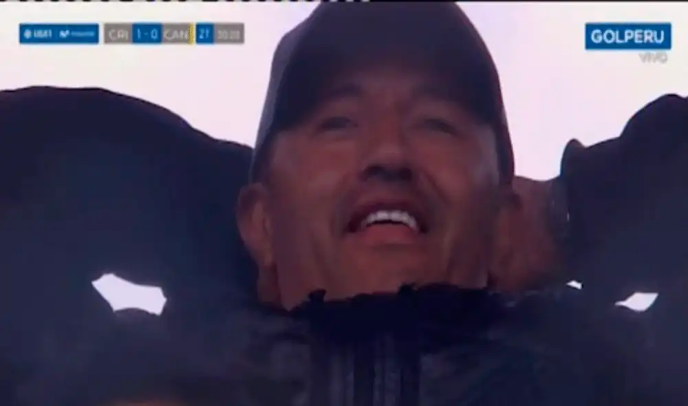 El Chorri Palacios manifestó su lamento al ver cómo su hijo falló una increíble ocasión de gol para Sporting Cristal. | Foto: Gol Perú