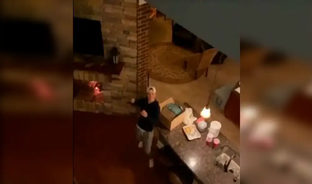 Desliza hacia la izquierda para ver el preciso instante en que el muchacho lanza la pelota y tras un largo recorrido ingresa a un pequeño vaso. Foto: TikTok