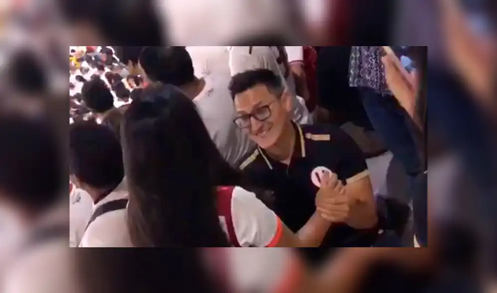 Facebook viral: hincha de Universitario le pide matrimonio a su novia durante la 'Noche Crema' [VIDEO]