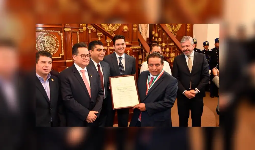 Alejandro Cedillo recibe un homenaje de la Comisión de los Derechos Humanos. Foto: Internet