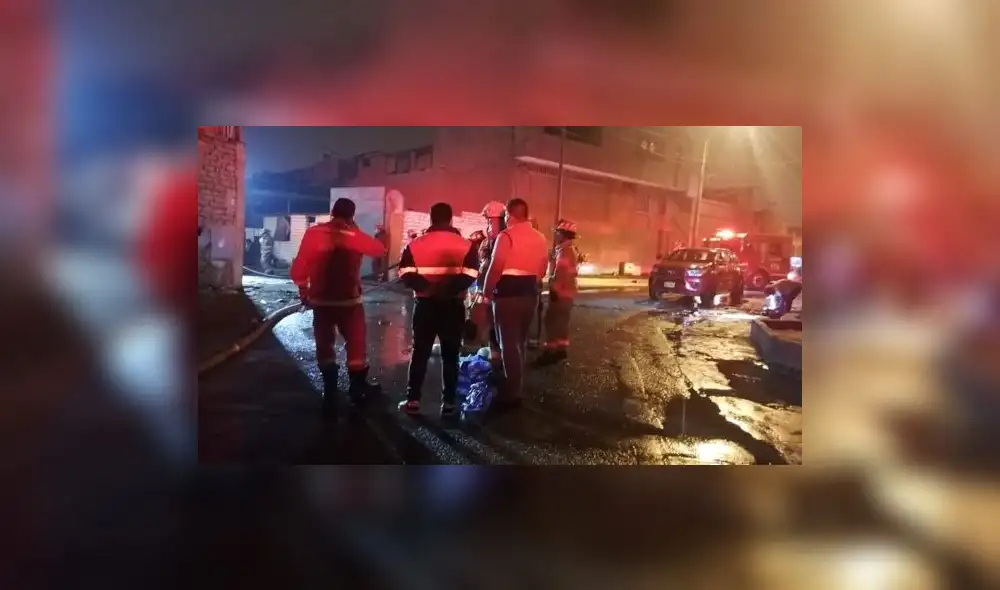 De acuerdo al comandante de los Bomberos, el siniestro habría iniciado por pirotécnicos. Foto: RPP.