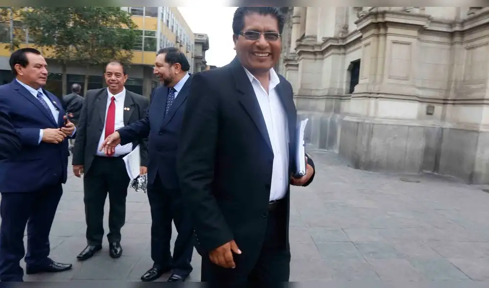 02.07.19 RP1

GORE EJECUTIVO 2019 EN PALACIO 
GOBERNADORES REGIONALES

WALTER ADUVIRI, GOBERNADOR DE PUNO