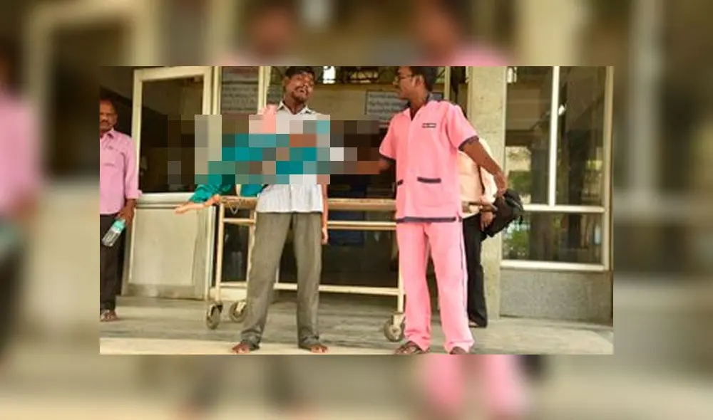 Padre sostiene el cadáver de su hijoa fuera del hospital. Foto: Aashi India Today. Padre sostiene el cadáver de su hijoa fuera del hospital. Foto: Aashi India Today.